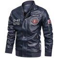 Jaqueta masculina bomber de couro azul marinho com patches 'SINCE 1941', 'AMERICAN ICON' e emblemas militares. Design autêntico para um visual impactante e de coleção.