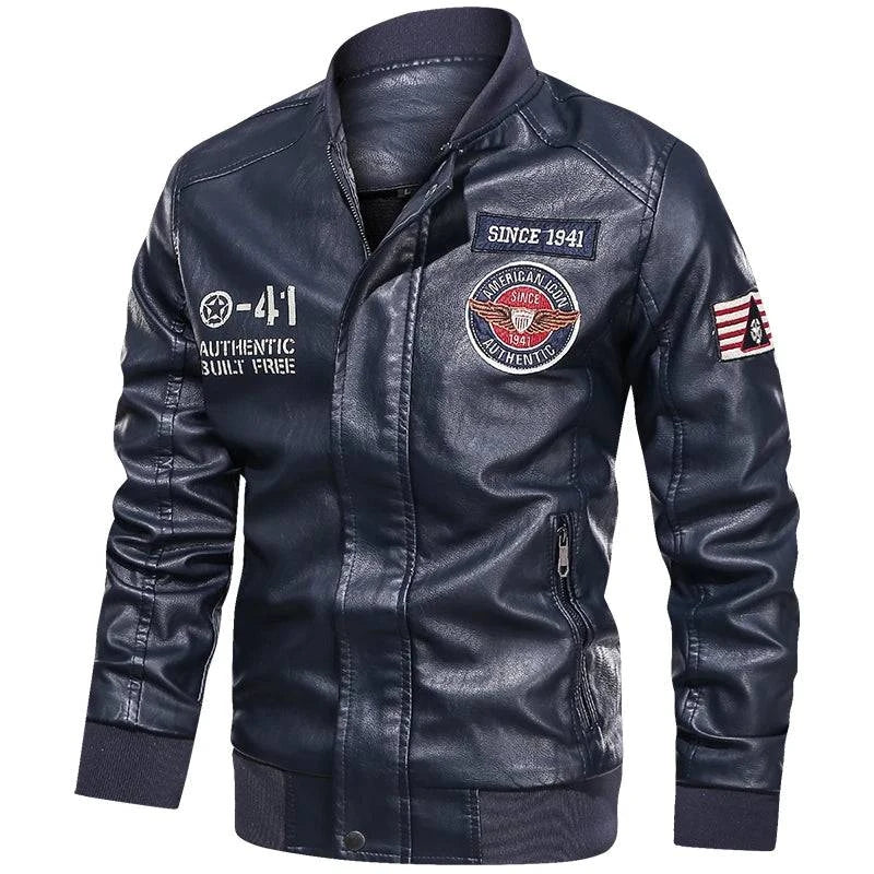 Jaqueta masculina bomber de couro azul marinho com patches 'SINCE 1941', 'AMERICAN ICON' e emblemas militares. Design autêntico para um visual impactante e de coleção.