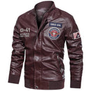 Jaqueta bomber de couro bordô com patches bordados e detalhes de aviador