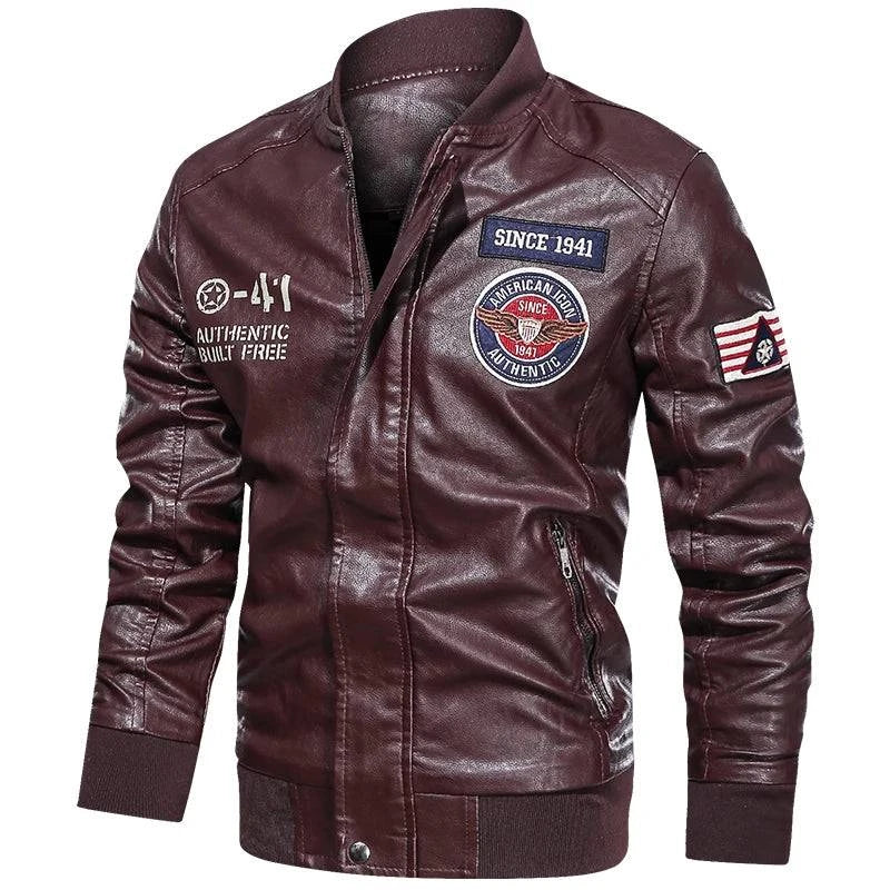 Jaqueta masculina bomber de couro bordô com patches bordados, incluindo 'SINCE 1941' e 'AMERICAN ICON'. Peça vintage exclusiva para um estilo icônico e distintivo.
