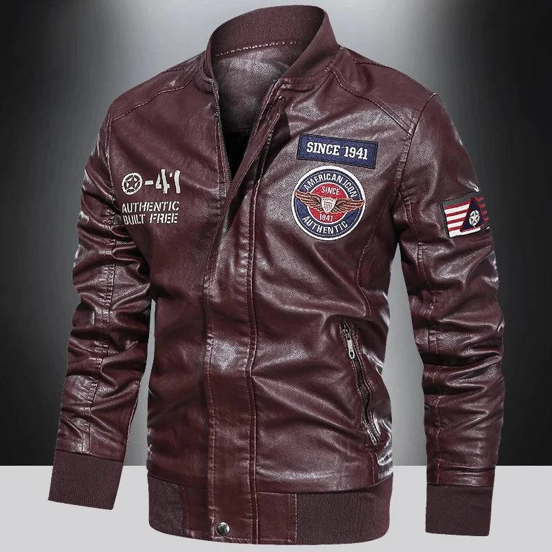 Jaqueta masculina bomber de couro bordô com patches bordados, incluindo 'AMERICAN ICON' e emblemas militares. Estilo vintage e exclusivo para quem busca um visual marcante.