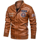Jaqueta bomber de couro marrom com patches bordados e detalhes de colarinho