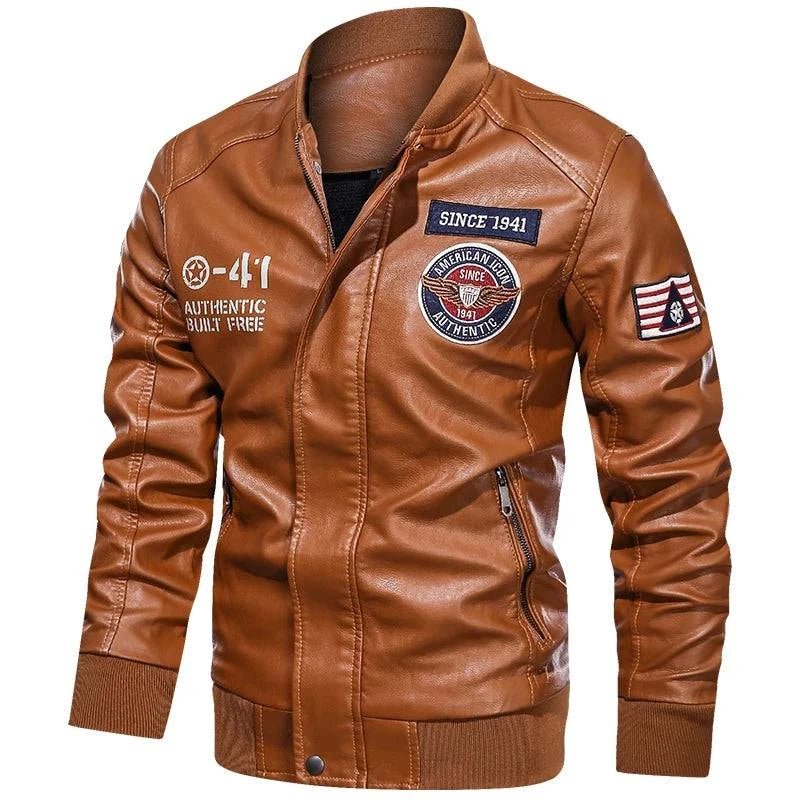 Jaqueta masculina bomber de couro marrom com patches bordados, incluindo 'SINCE 1941' e 'AMERICAN ICON'. Peça exclusiva e autêntica para um visual aviador vintage.