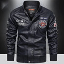 Jaqueta bomber de couro preto com patches bordados SINCE 1941 e emblemas militares