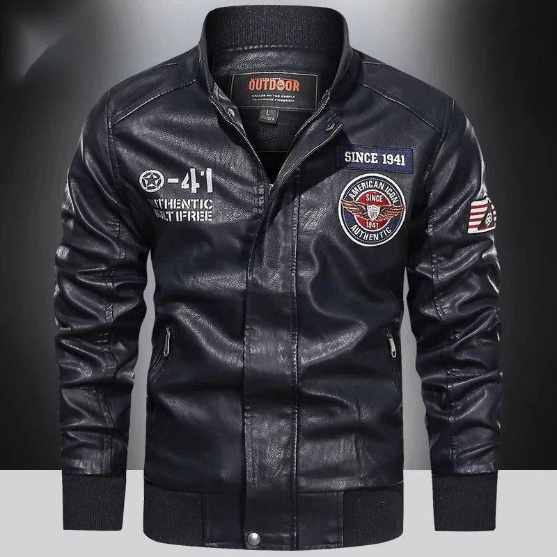 Jaqueta masculina bomber de couro preta com patches bordados 'SINCE 1941', 'AMERICAN ICON' e emblemas militares. Peça exclusiva para um estilo vintage e atemporal.