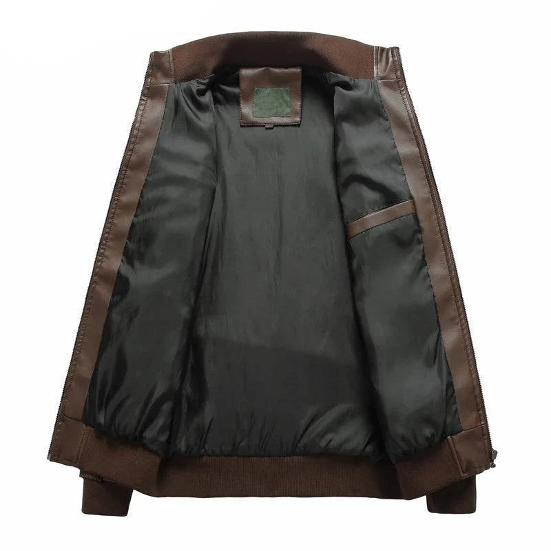 Jaqueta masculina bomber de couro marrom aberta, mostrando o forro interno preto acolchoado e um bolso interno. Conforto e funcionalidade de alto padrão.