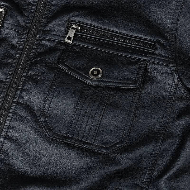 Detalhe do bolso frontal da jaqueta bomber de couro preta, com lapela e botão, e bolso com zíper prateado acima. Funcionalidade e design refinado em couro de alta qualidade.