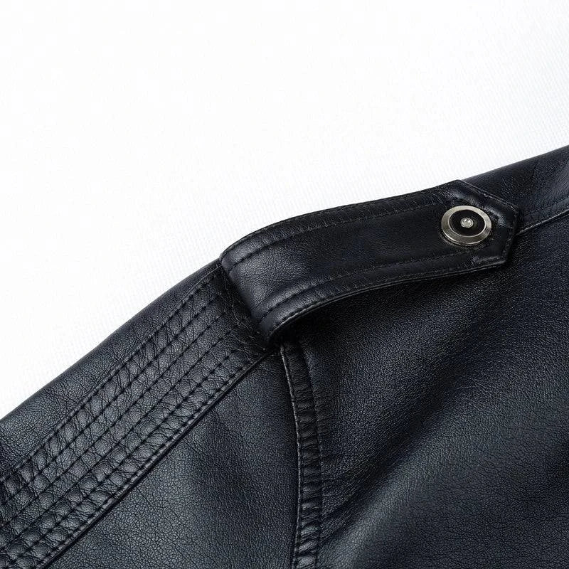 Detalhe do ombro da jaqueta bomber de couro preta, com tira e botão prateado, além de costura reforçada. Acabamento premium e design militar exclusivo.