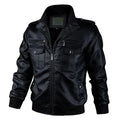 Jaqueta masculina bomber de couro preta com gola alta, zíper frontal, quatro bolsos com zíperes e botões. Design robusto e sofisticado para um visual marcante.
