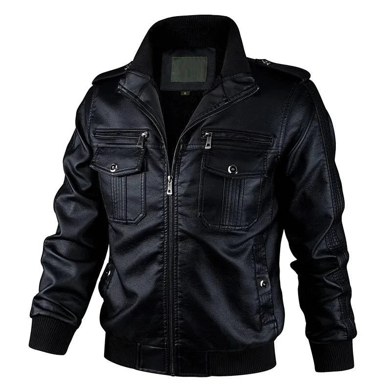 Jaqueta masculina bomber de couro preta com gola alta, zíper frontal, quatro bolsos com zíperes e botões. Design robusto e sofisticado para um visual marcante.