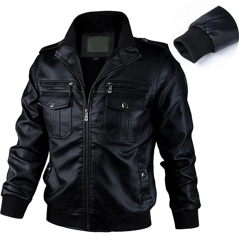 Jaqueta masculina bomber de couro preta com gola alta canelada, múltiplos bolsos com zíperes e botões, e punhos canelados. Estilo militar robusto e exclusivo.