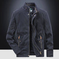 Jaqueta masculina bomber parka azul marinho, aberta revelando o forro de pelúcia preto e a gola alta com detalhes canelados. Os zíperes e botões de pressão, juntamente com o bordado "JP" no peito, conferem um estilo robusto e funcional, ideal para o clima de Embu das Artes