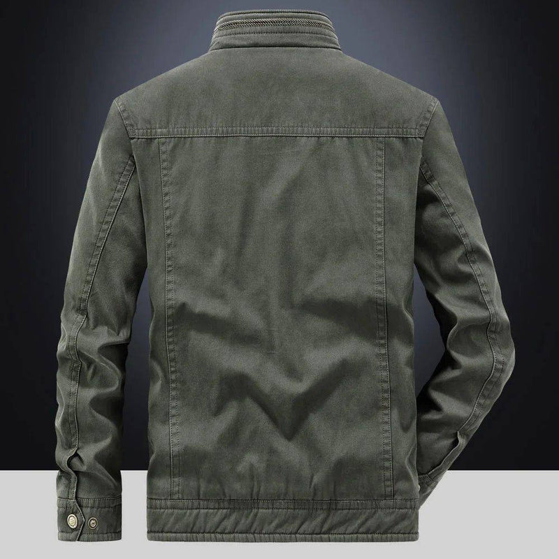 Costas da jaqueta masculina bomber parka verde escuro, destacando o design liso do tecido, a gola alta canelada e a barra ajustada. A costura reta nos ombros e a textura discreta da sarja conferem um visual robusto e minimalista, ideal para o estilo discreto e funcional.