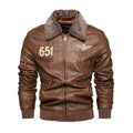 Jaqueta masculina de couro marrom, estilo clássica rider, com gola de pele sintética marrom acinzentada, zíper frontal, múltiplos bolsos e patches bordados, incluindo "651 COLLECTION FASHION" e um emblema de asas com coroa. Punhos e barra canelados marrons. Peça de design robusto e autêntico, conferindo um estilo exclusivo para entusiastas de motociclismo