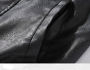 Detalhe do bolso lateral da jaqueta de couro preta com costura no contorno