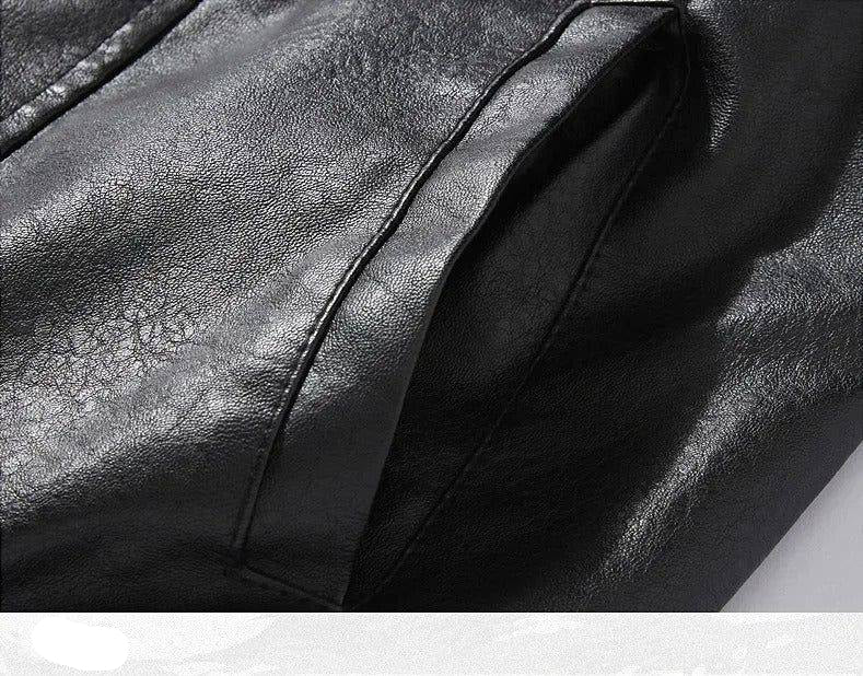 Close-up do bolso lateral da jaqueta masculina de couro preta, estilo clássica rider, com abertura discreta e costura no contorno. A textura do couro e o design elegante conferem um toque de luxo e funcionalidade, ideal para um estilo exclusivo.