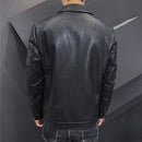 Jaqueta masculina de couro preto vista traseira, com gola e detalhes de costura nas laterais