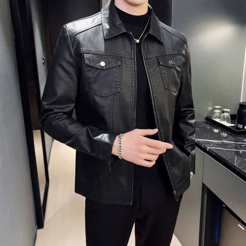 Homem vestindo jaqueta masculina de couro Heritage Rider preta com gola de camisa, botões prateados nos bolsos frontais e fechamento em zíper, em um ambiente interno moderno. A peça exala um estilo clássico e atemporal, sendo um item de herança que confere exclusividade e sofisticação ao visual em Embu das Artes.
