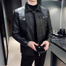 Homem com jaqueta de couro preta estilo motoqueiro, com gola de camisa e bolsos, segurando celular