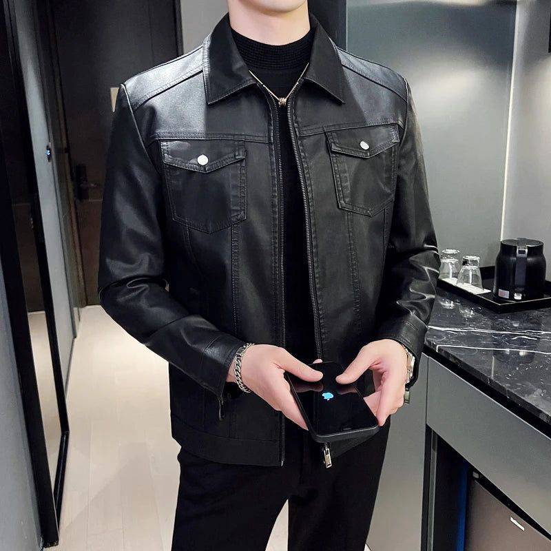 Homem vestindo jaqueta masculina de couro Heritage Rider preta com gola de camisa e bolsos frontais, segurando um celular. A peça exala um estilo clássico e atemporal, sendo um item de herança que confere exclusividade e sofisticação ao visual em Embu das Artes