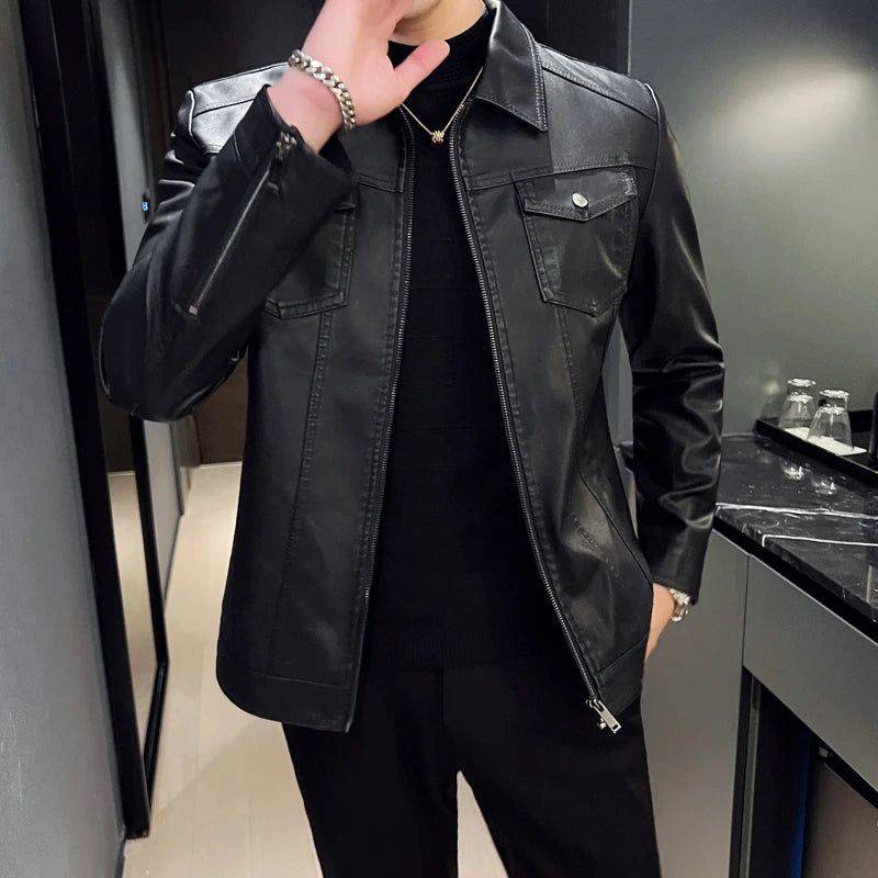 Homem vestindo jaqueta masculina de couro Heritage Rider preta com gola de camisa, botões prateados nos bolsos frontais e fechamento em zíper. A peça exala um estilo clássico e atemporal, sendo um item de herança que confere exclusividade e sofisticação ao visual em Embu das Artes
