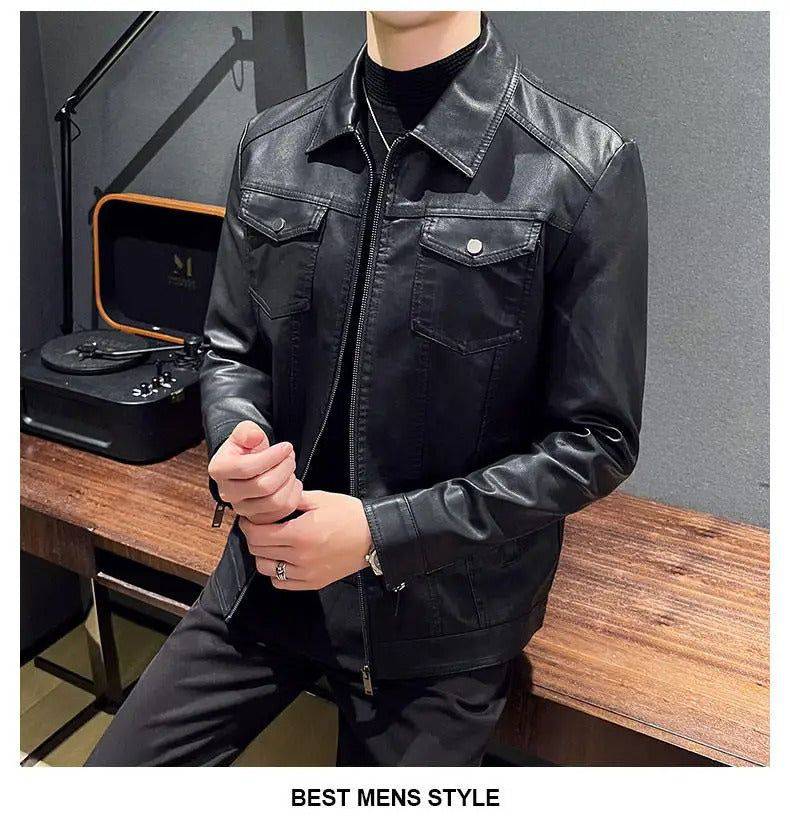 Homem vestindo jaqueta masculina de couro Heritage Rider preta com gola de camisa e bolsos frontais, sentado próximo a um toca-discos vintage. A peça exala um estilo clássico e atemporal, sendo um item de herança que confere exclusividade e sofisticação ao visual em Embu das Artes.