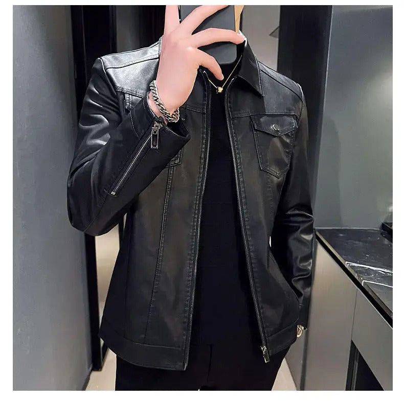 Homem tirando selfie vestindo jaqueta masculina de couro Heritage Rider preta, aberta, com gola de camisa, bolsos frontais e zíperes nas mangas. A peça exala um estilo clássico e atemporal, sendo um item de herança que confere exclusividade e sofisticação ao visual.