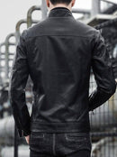 Jaqueta de couro preta masculina vista de costas, com costuras horizontais e design clássico