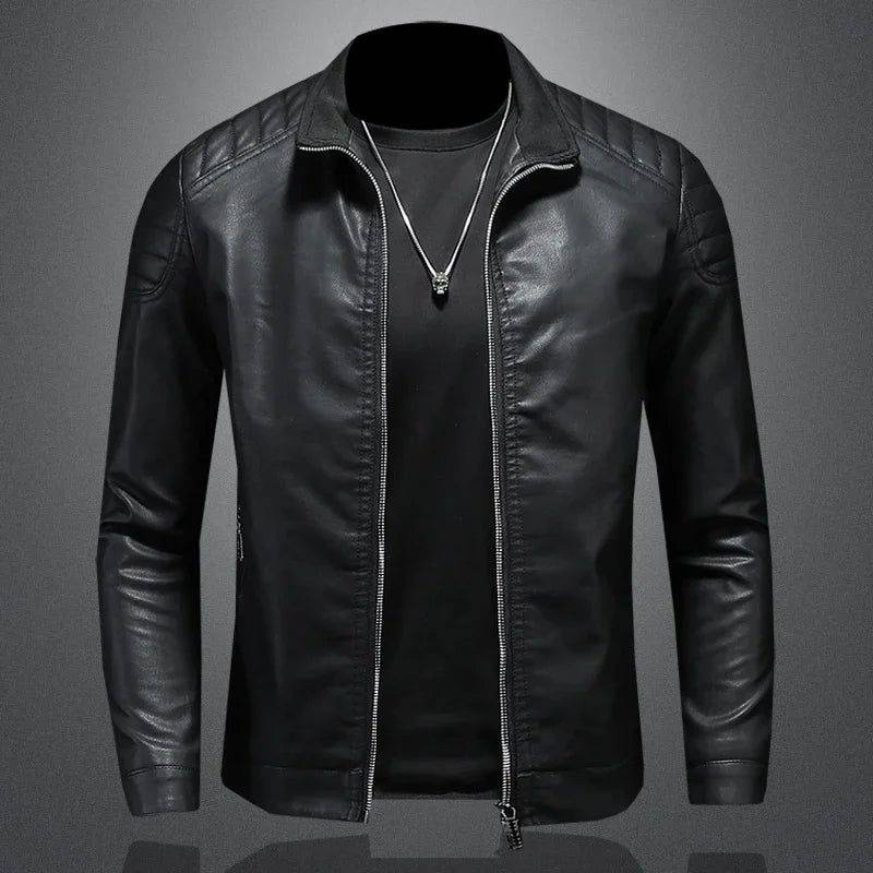 Jaqueta masculina de couro Ômicron preta, aberta sobre uma camiseta escura com colar prateado de caveira. Possui gola e zíper frontal prateado, além de detalhes acolchoados nos ombros e braços. O design moderno e a combinação de acessórios conferem um toque de exclusividade e ousadia, destacando-se na moda de luxo.