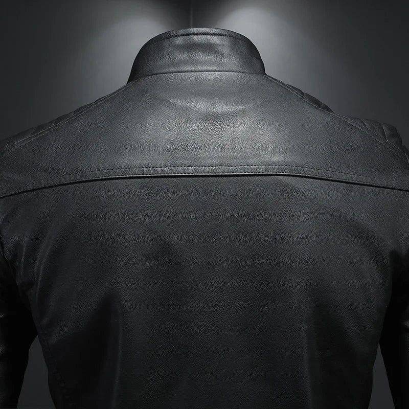 Vista traseira da jaqueta masculina de couro Ômicron preta, destacando a gola alta e os detalhes de costura horizontal na parte superior das costas. O couro liso e o design impecável conferem um visual sofisticado e exclusivo, ideal para o público que busca elegância e durabilidade.