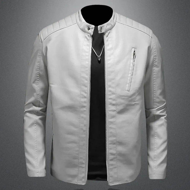 Jaqueta masculina de couro premium branca com gola mandarim e fecho de botão, zíper frontal prateado, bolso lateral com zíper e detalhes pespontados nos ombros. Uma peça de couro sofisticada e rara, ideal para quem busca um estilo moderno e exclusivo em Embu das Artes.