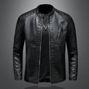 Jaqueta masculina de couro preto com gola mandarim, zíper frontal e bolso lateral