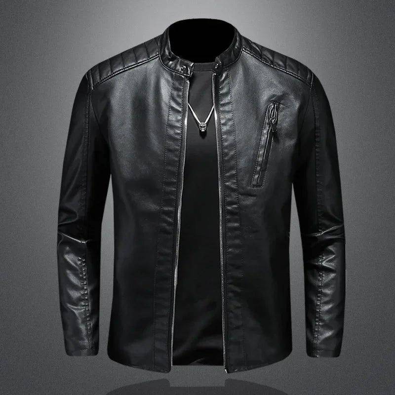 Jaqueta masculina de couro premium preta com gola mandarim, zíper frontal prateado, bolso lateral com zíper e detalhes pespontados nos ombros. Uma peça de couro sofisticada e rara, ideal para quem busca um estilo moderno e exclusivo.