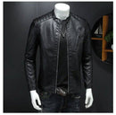 Jaqueta masculina de couro preto com gola mandarim, zíper frontal e bolsos com zíper