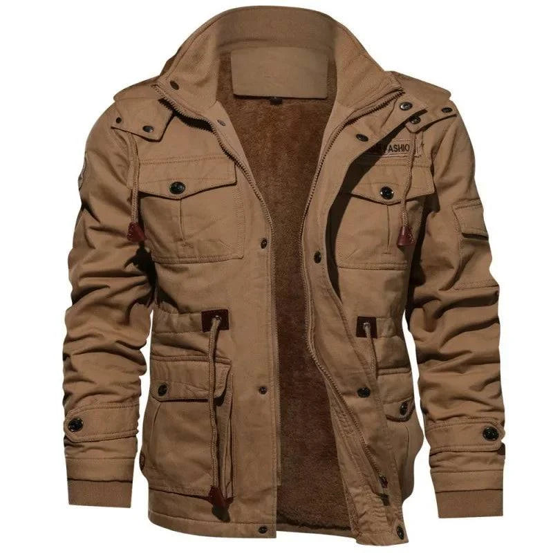Jaqueta masculina militar forrada na cor cáqui, com gola alta e múltiplos bolsos utilitários, aberta para revelar o forro de pelúcia marrom. Os cordões ajustáveis e os detalhes em couro marrom elevam a funcionalidade e o estilo desta peça exclusiva.