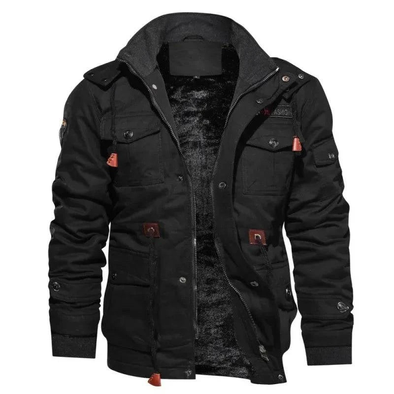 Jaqueta masculina militar forrada preta, com gola alta canelada cinza, múltiplos bolsos utilitários com botões e detalhes em couro marrom, aberta para revelar o forro de pelúcia escuro. Uma peça funcional e elegante para o inverno, combinando durabilidade e um toque de exclusividade, ideal para o estilo robusto de Embu das Artes.