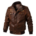 Jaqueta masculina militar marrom com fechamento em zíper, botões dourados, quatro bolsos frontais e estrelas nas ombreiras. Estilo robusto e exclusivo para colecionadores.
