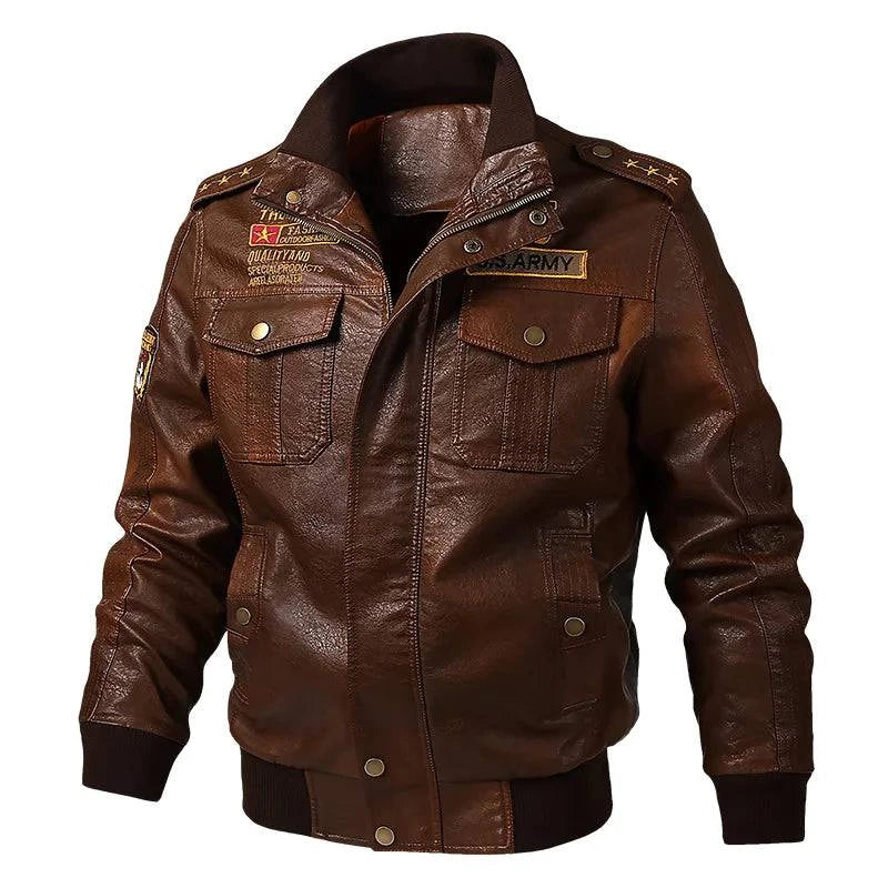 Jaqueta masculina militar marrom com fechamento em zíper, botões dourados, quatro bolsos frontais e estrelas nas ombreiras. Estilo robusto e exclusivo para colecionadores.