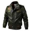 Jaqueta masculina militar verde oliva com zíper, botões dourados, quatro bolsos frontais e detalhes de estrelas nas ombreiras. Edição especial e robusta.
