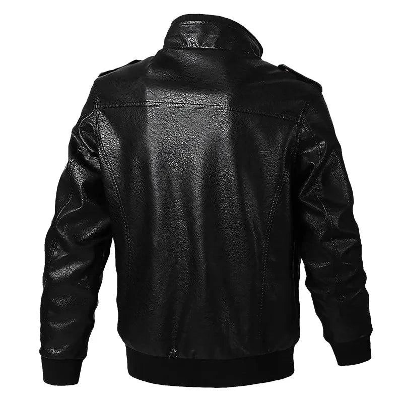 Jaqueta masculina militar preta vista de costas, com detalhes discretos e punhos ajustados. Elegância robusta com acabamento de alta qualidade.
