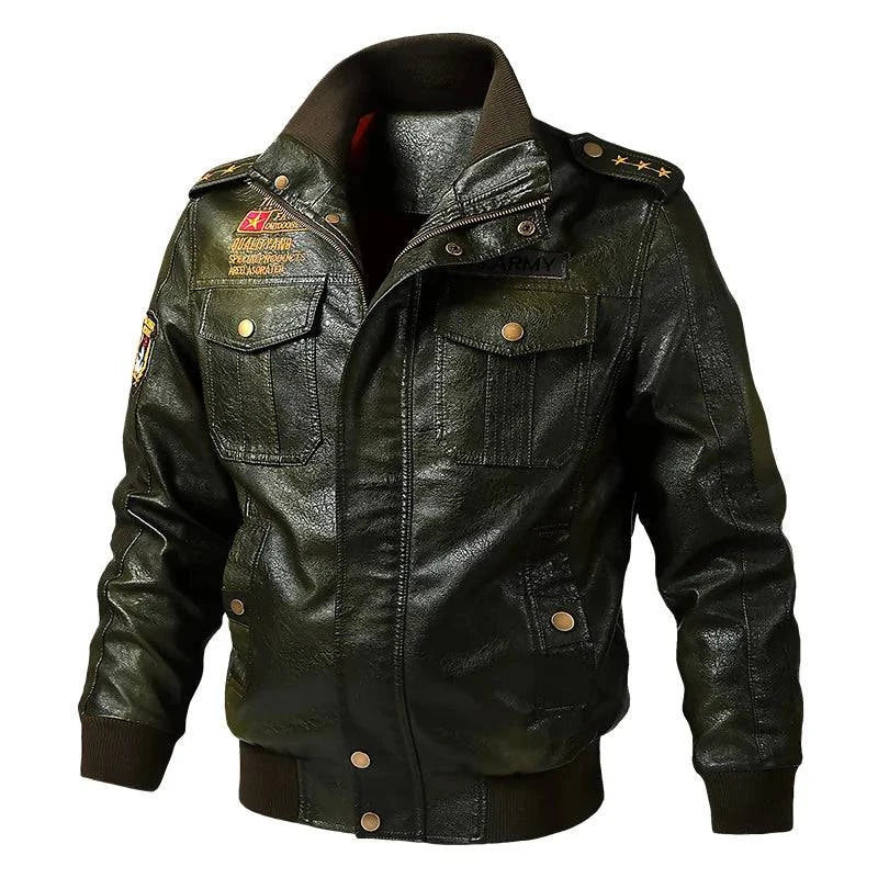 Jaqueta masculina militar verde oliva com zíper, múltiplos bolsos, patches bordados e estrelas nas ombreiras. Estilo aviador vintage, peça rara e exclusiva.