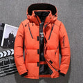 Jaqueta masculina parka acolchoada laranja vibrante com capuz, múltiplos bolsos frontais com zíperes pretos e vermelhos, e fechamento com botões de pressão e zíper, em um fundo que remete a um estúdio de cinema. Design audacioso e funcional para um estilo de alta performance no clima de Embu das Artes.