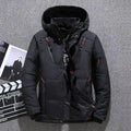 Jaqueta masculina parka acolchoada preta com capuz, múltiplos bolsos frontais com zíperes vermelhos e pretos, e fechamento com botões de pressão e zíper, em um fundo que remete a um estúdio de cinema. Design robusto e funcional, ideal para um visual de alta performance no clima de Embu das Artes.
