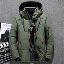 Jaqueta parka acolchoada verde oliva com capuz destacável forrado, múltiplos zíperes táticos e bolsos.