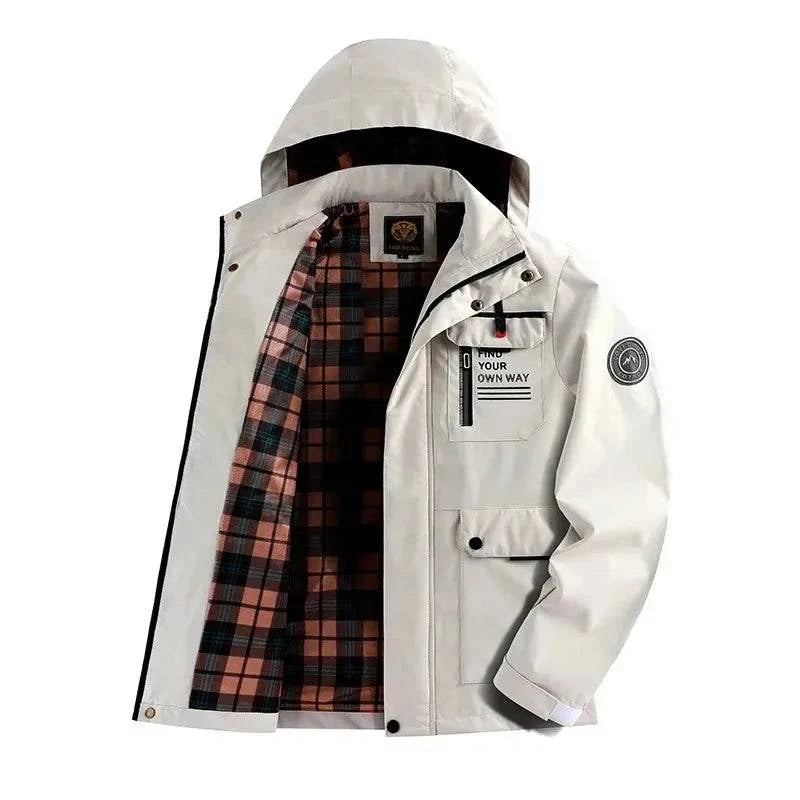 Jaqueta parka masculina impermeável branca aberta, revelando forro xadrez. Possui capuz, múltiplos bolsos e a frase "FIND YOUR OWN WAY". Proteção premium e estilo marcante.