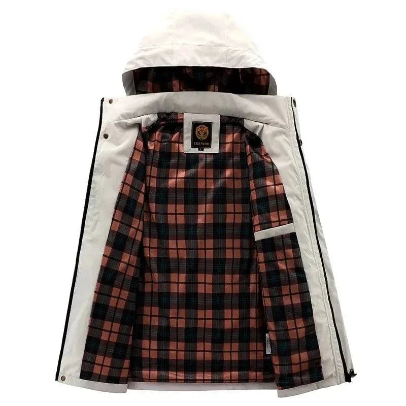 Jaqueta parka masculina impermeável branca aberta, mostrando o forro interno xadrez em tons de marrom e preto. Design exclusivo com toque acolhedor e luxuoso.