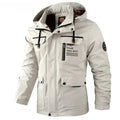 Jaqueta parka masculina impermeável branca com capuz, múltiplos bolsos, fecho em zíper e botões, com a frase "FIND YOUR OWN WAY" na lapela do bolso. Peça exclusiva para aventura e proteção máxima.