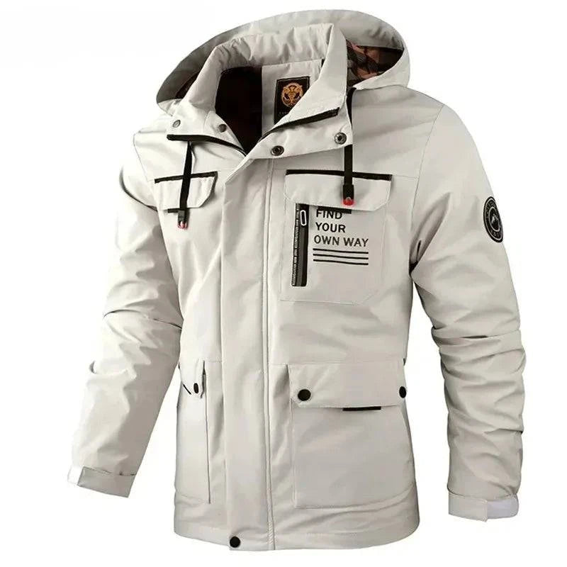 Jaqueta parka masculina impermeável branca com capuz, múltiplos bolsos, fecho em zíper e botões, com a frase "FIND YOUR OWN WAY" na lapela do bolso. Peça exclusiva para aventura e proteção máxima.