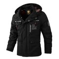 Jaqueta parka masculina impermeável preta com capuz, múltiplos bolsos, fecho em zíper e botões, com a frase "FIND YOUR OWN WAY" no bolso. Ideal para exploração e estilo urbano.