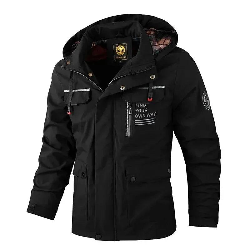 Jaqueta parka masculina impermeável preta com capuz, múltiplos bolsos, fecho em zíper e botões, com a frase "FIND YOUR OWN WAY" no bolso. Ideal para exploração e estilo urbano.